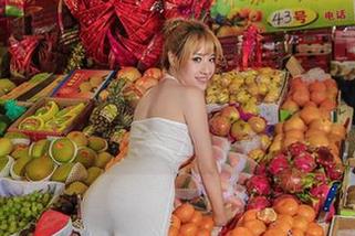 爱丝的“胡同穿行”写真，让我们一同感受历史与性感交织的微妙时刻！