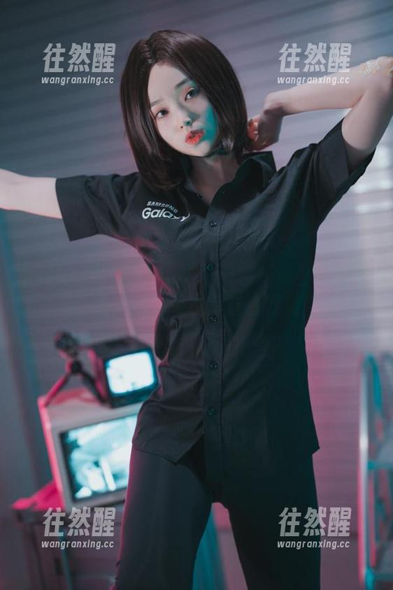 谁会想到？Bambi(밤비)在和服里更添狡黠，新的写真集让我盯着