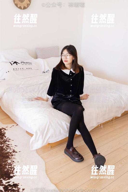 BoBoSocks袜啵啵 - 那双露出的芝士足，赶紧来下载全套图包，珍贵素材！