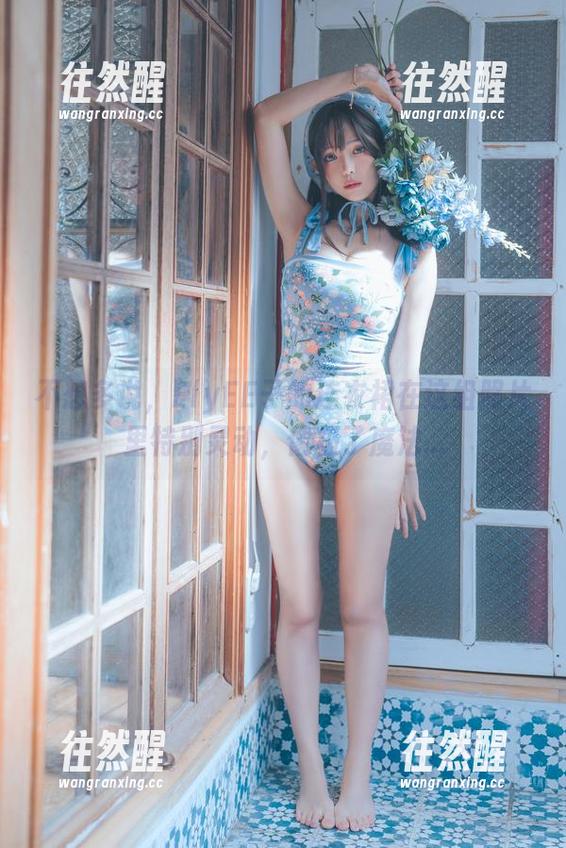 ElyEE子 不想多说,ElyEE子的连衣裙在这组照片里特别灵动,像极了魔法...