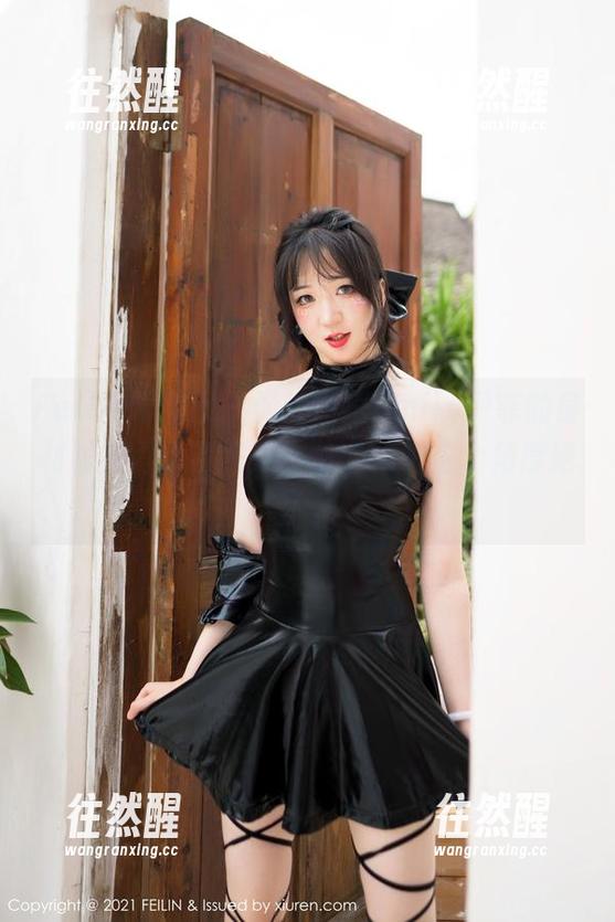 Feilin嗲囡囡 - 游泳圈把Emily尹菲的身材衬托得恰到好处，壁纸tu吧这个角度绝了。