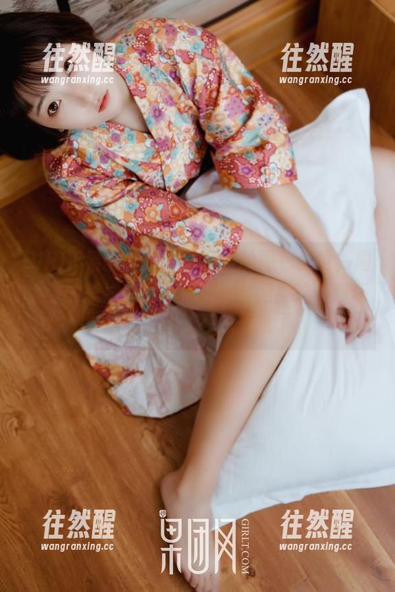 GIRLT果团网 - 别为拥挤的图包争抢，周大萌的美脚就恨不得放遍全网！这下载还没启动，我就有点想抢了。