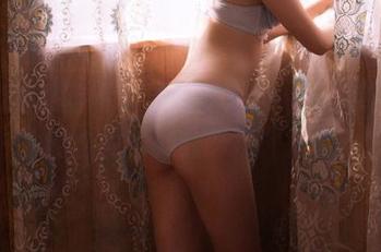 GIRLT果团网 – 谁让甜Abby的最新作品中的白衬衫如此“撩”人呢？