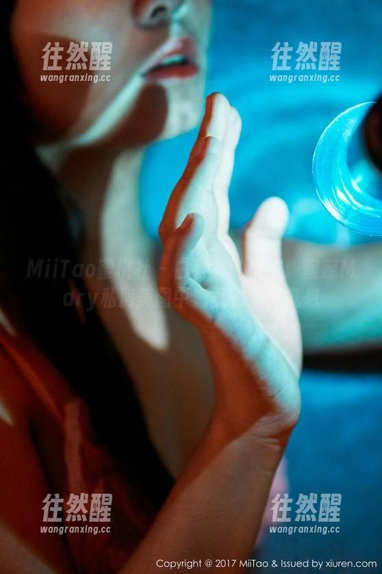 MiiTao蜜桃社-蜜蕊Mary MiiTao蜜桃社 - 白衬衫的反抗:蜜蕊Mary私房美图中隐藏的叛逆气息