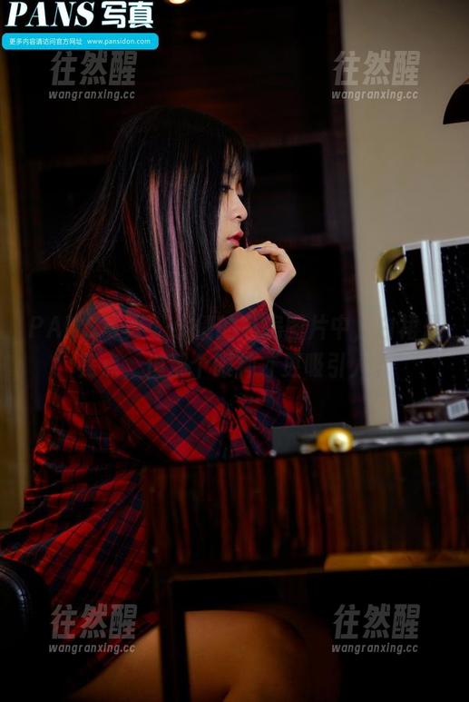 PANS写真 - 小倩的私房图片中，白裙是亮点，但那个眼神才更吸引人。