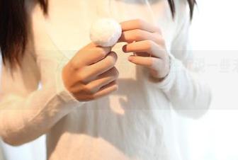 ROSI的粉色发呆：这组写真作品，仿佛在诉说一些未曾言说的情感。