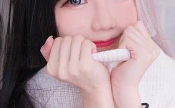 高清里的Sally Dorasnow和她的红裙,像是推荐壁纸,为了美我不怕麻烦。