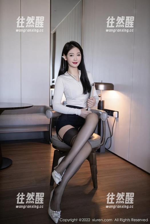 Xiuren秀人网-吃白菜的vi菜菜 Xiuren秀人网 - 完整收藏!吃白菜的vi菜菜长腿写真全集——每天都差点摔了。