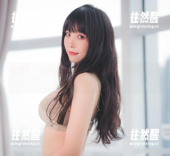 一智智 看吧!一智智的OL黑丝写真,瞬间变得优雅又俏皮