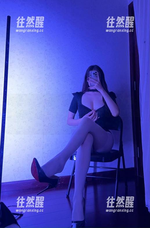 可可西yyy 微密圈 - 可可西yyy的黑色漆皮兔女郎:在闪光灯下,在流行与审美交错的边缘走钢丝!