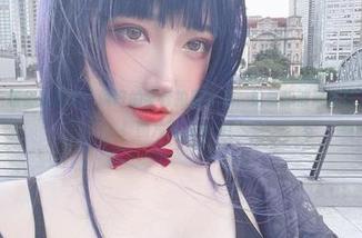 看，啾小妍和金发芭比，说好的全套拍照技巧，结果却被风吹乱了满头金发！图片不说太多！