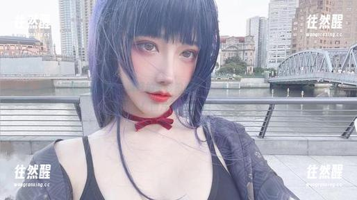看，啾小妍和金发芭比，说好的全套拍照技巧，结果却被风吹乱了满头金发！图片不说太多！