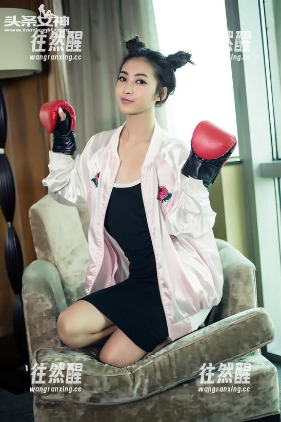 头条女神-李丽莎 头条女神 - 呵,李丽莎的全套图片,这小腹竟然还敢被人说是健身辣妹,真不忍直视。