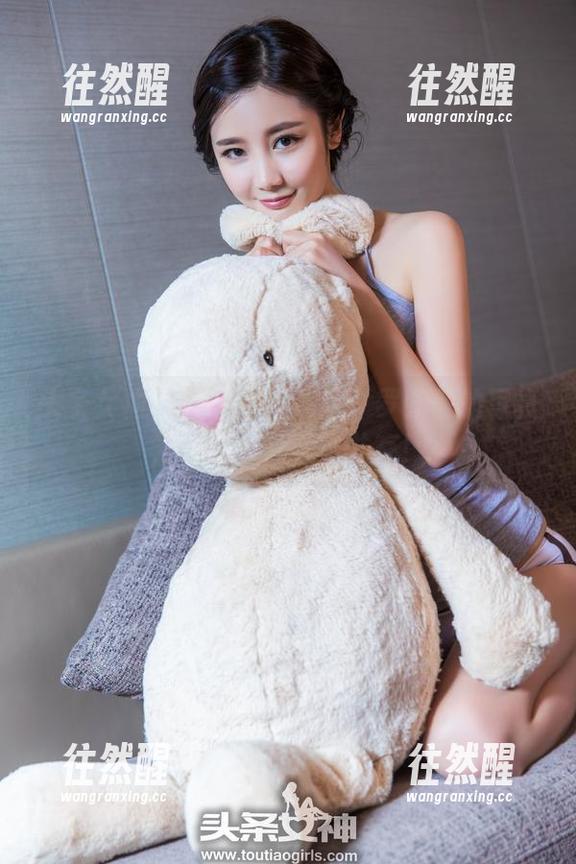 头条女神 - 居家是种态度：罗蔓蒂的写真，资源和铅笔裙并存！