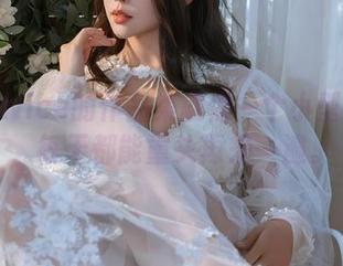 奈汐酱Nice的作品集就像一个小型时装秀,每天都能重头再来一遍。