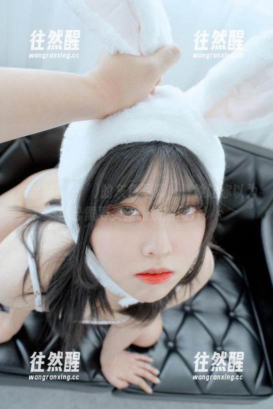 宋哈娜(송하나)的灰色写真，一种让你以为自己需要买新眼镜的图片！