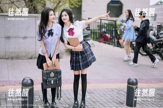 尤蜜荟-Carol周妍希 尤蜜荟 - Carol周妍希的夏天作品,像一杯清凉的柠檬水,刚好解渴又让人眷恋。