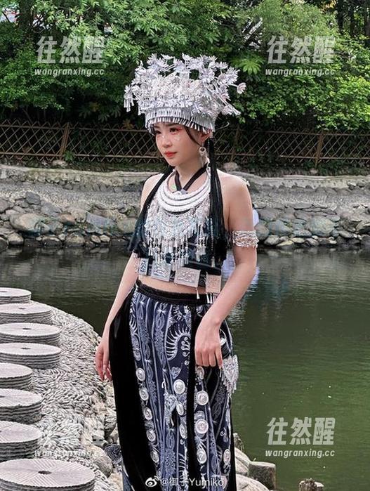 御子Yumiko 御子Yumiko的白色写真,隐约传达的不只是颜色。