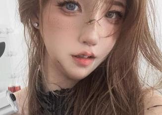 这是一场关于是你的阿薰呀和她露背毛衣的高清写真,犹如一首未完的诗。