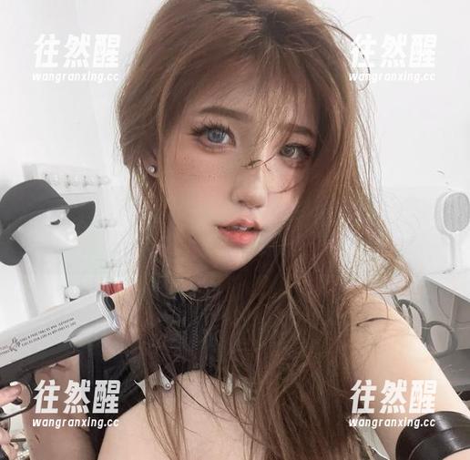 是你的阿薰呀 这是一场关于是你的阿薰呀和她露背毛衣的高清写真,犹如一首未完的诗。