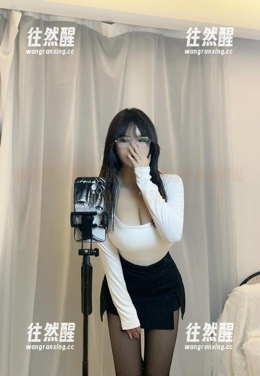 是可馨吖 微密圈 - 写真本该温柔,网盘却藏着更私密的是可馨吖
