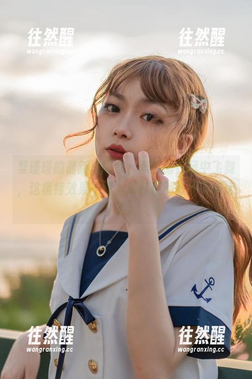 梨瑾瑾 梨瑾瑾的最新写真集,黑长服在风中飞舞,这模特效果不错,草丛都不好意思搭话了。