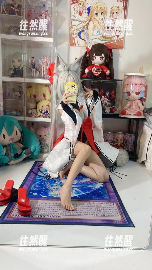 白栎Shirly 白栎Shirly的水手服私拍原图,整体造型还不错,但这到底是在为谁服务呢?