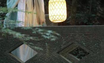 看,白莉爱吃巧克力的体操服,定制得恰到好处的隐秘,让人回味无穷。
