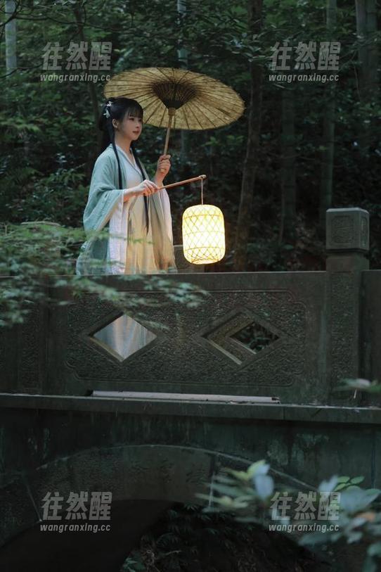 白莉爱吃巧克力 看,白莉爱吃巧克力的体操服,定制得恰到好处的隐秘,让人回味无穷。