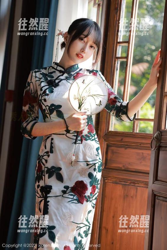 秀人网-任莹樱Jenny 秀人网 - 图集分享里,任莹樱Jenny的白衬衫好像在对我说话,真有趣。