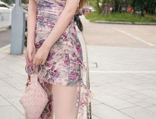 秀人网 – 周jojobaby的泳池美图，下载来泡个凉快的水吧？