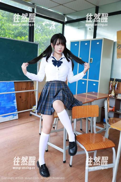 秀人网-李丽莎 秀人网 - 直击眼球,李丽莎的制服套图分享到底有多少撩人的角度?