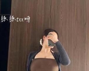微密圈 – 私房大片：童小芯在海边的青春风暴
