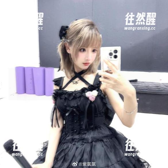 紫氯氯 紫氯氯的私拍舞动,能代那个貅情定秀色旗袍?