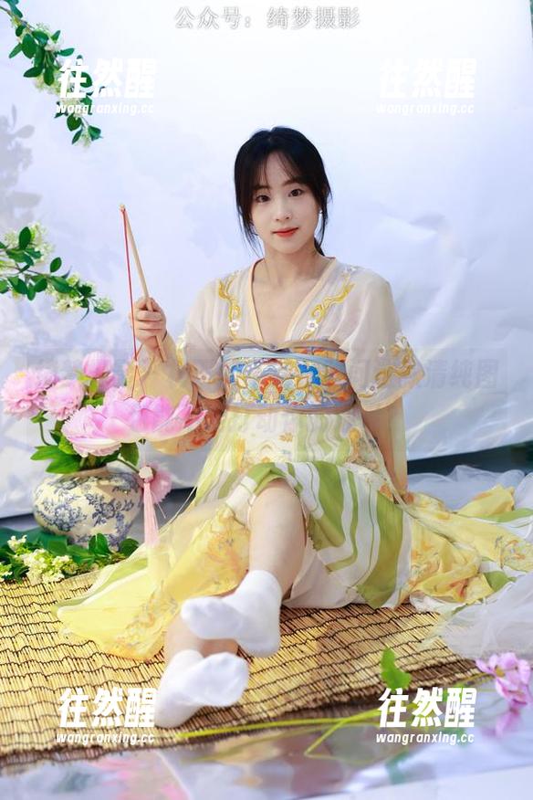 绮梦摄影 - 树下的子涵，敢问这款清纯图包能不能打动你的心呢？