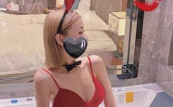 微密圈 – 脸红Dearie的兔女郎Cos，分享一下这绝美的腿部线条。