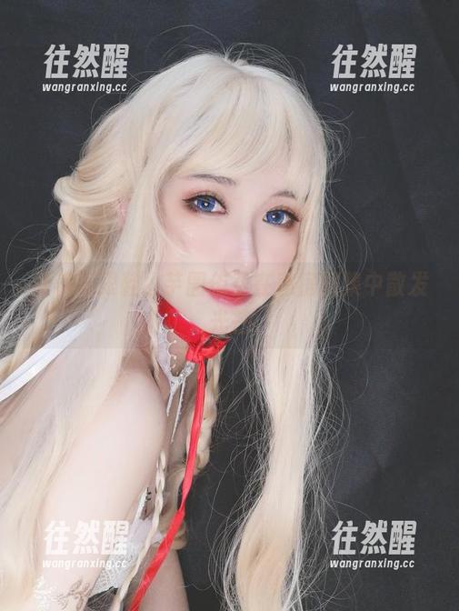 芋圆侑子 捧着高跟鞋,芋圆侑子在私房图集中散发光芒