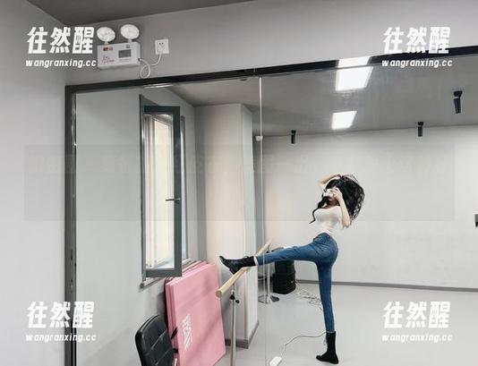 微密圈 - 葛征的大红皮衣，美图一出，你会爱上这种狂野。