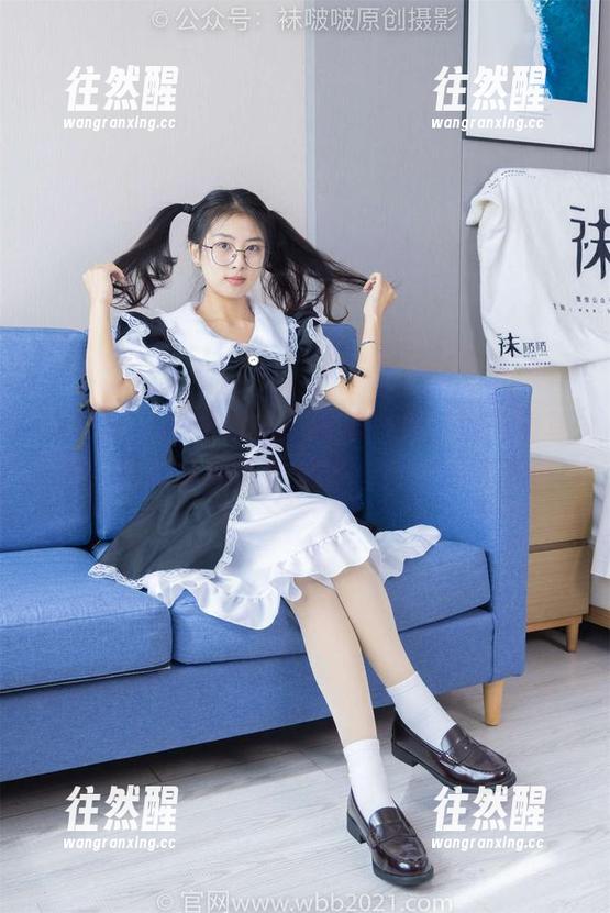 袜啵啵 - 两双丝袜：周周为你呈现高清写真，油亮外面肉丝里面，宛如万千意境