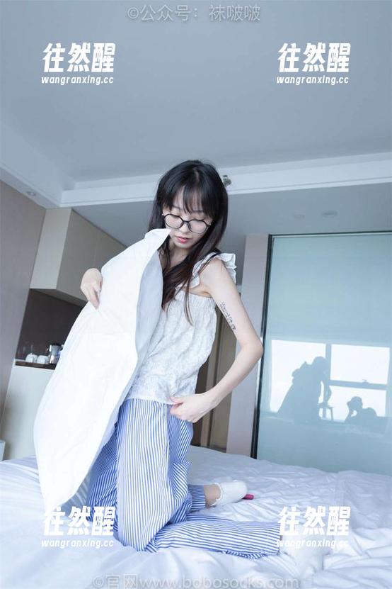 袜啵啵 - 小淳的套图：匡威板鞋和她的“走路姿势”一样迷人