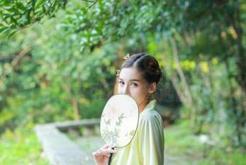 轰趴猫 – 来瞅瞅Ellie艾栗栗的全套女仆图片，这可不是普通的哦！