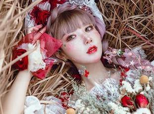 阿包也是兔娘的高清图库:自信穿着泳装,在花园里和小鸟们打个招呼!