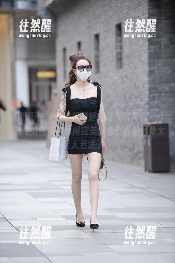 魔镜街拍 - 谁能想到婷婷这条灰裙，竟能把OL的气质和休闲完美融合？私拍图集太让人着迷了。