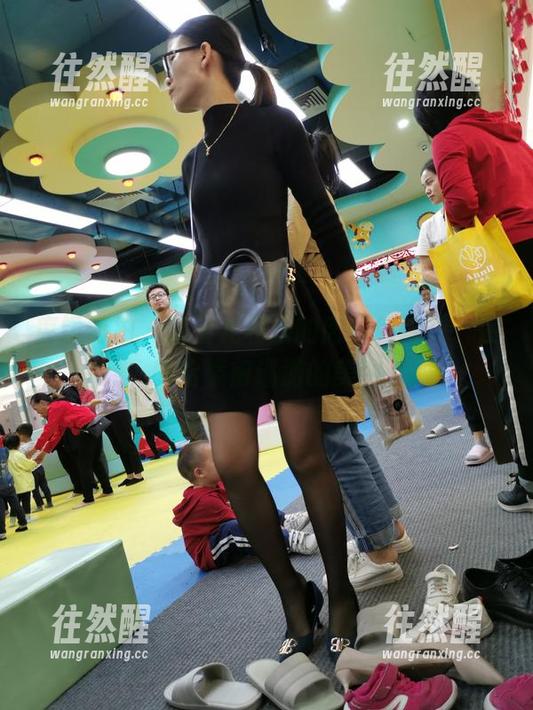 魔镜街拍-萌宝儿 魔镜街拍 - 萌宝儿和她的肉丝包臀裙,在哈哈镜前巡游的美图