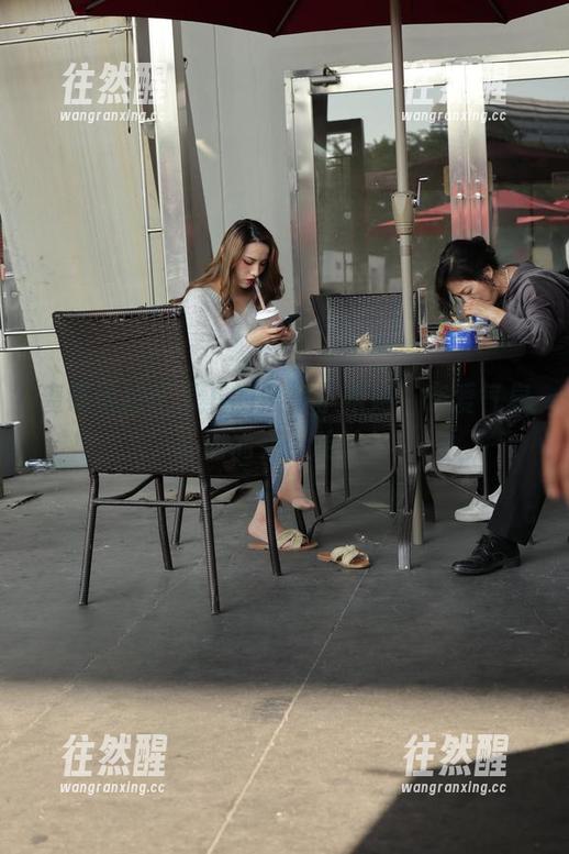 魔镜街拍记录下的黑裙小姐姐，恋爱气息扑面而来，哈哈！