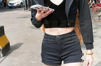 魔镜街拍：当蓝色包臀裙碰上黑丝美女，资源的滋味你可想而知。