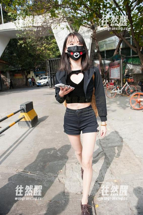 魔镜街拍：当蓝色包臀裙碰上黑丝美女，资源的滋味你可想而知。